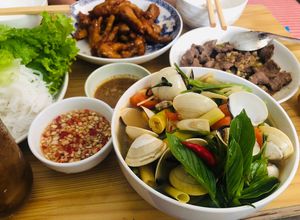 Hình của món Nghêu hấp thái + Chân gà chiên nước mắm + Bò né cuốn rau sống với bún.