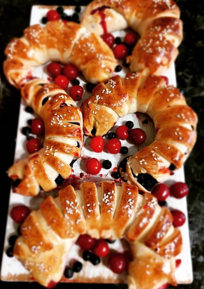 Рогалики з ягодами (вишня, малина, чорниці)