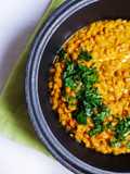 Curry di lenticchie con latte di cocco e pane naan