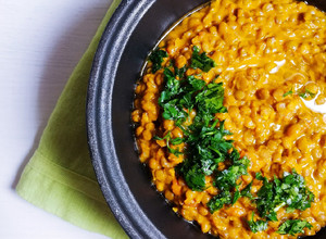 Foto di Curry di lenticchie con latte di cocco e pane naan