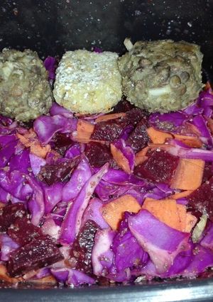 Una foto de Vianda 1 (Vegetariana): albóndigas de lentejas con ensalada♥