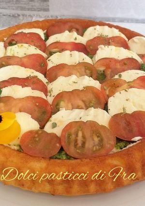 Foto di Crostata morbida con rucola, pomodori e mozzarella
