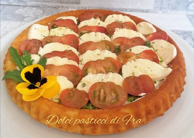 Crostata morbida con rucola, pomodori e mozzarella