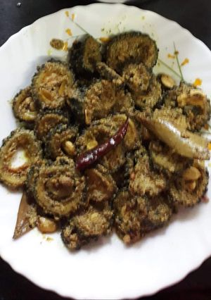 করলা সর্ষে (korola sorshe recipe in Bengali) রেসিপির প্রধান ছবি