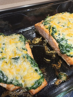 Una foto de Salmón al horno gratinado con bechamel de espinacas