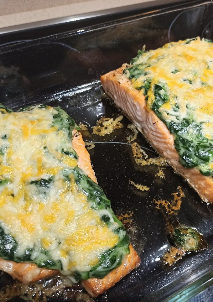 Una foto de Salmón al horno gratinado con bechamel de espinacas