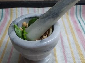 Una foto de Pesto genovés en mortero