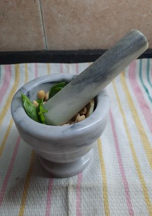 Una foto de Pesto genovés en mortero