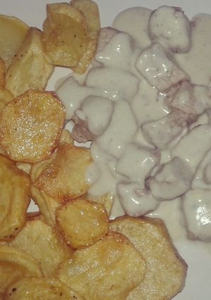 Foto principal de Pollo al roquefort con patatas fritas