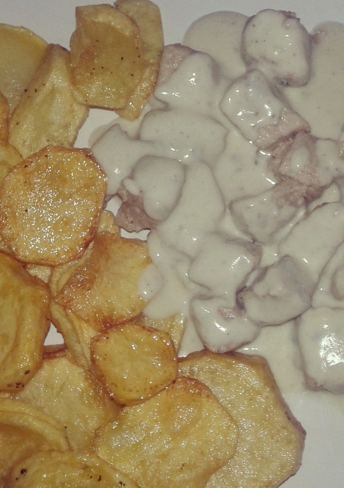 Una foto de Pollo al roquefort con patatas fritas
