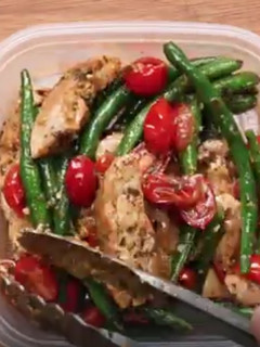 A picture of Chicken and green beans.