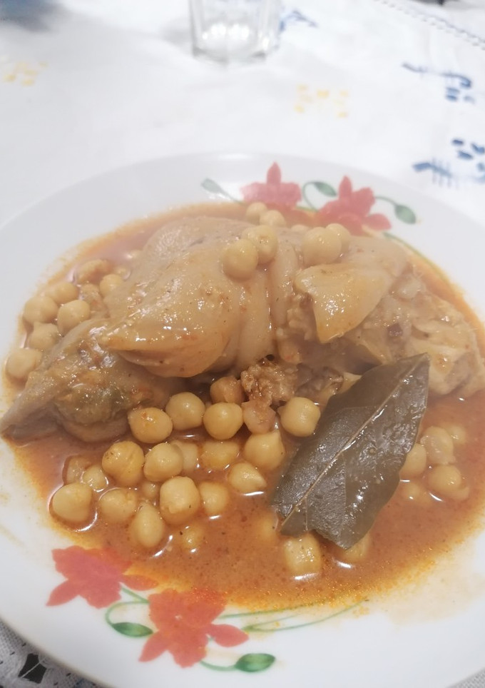 Una foto de 8.Pies de cerdo y garbanzos con picada