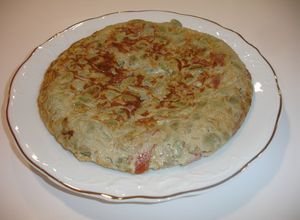 Una foto de Tortilla de habas baby y jamón serrano