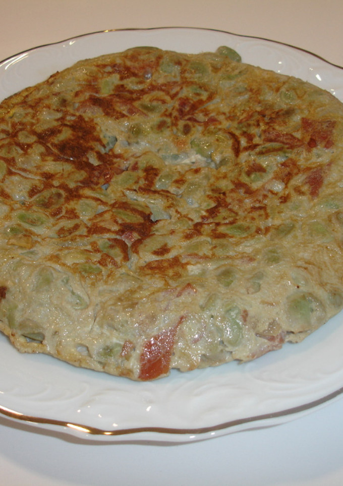 Una foto de Tortilla de habas baby y jamón serrano