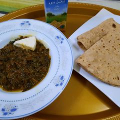 Palak ka saag and ghar ki roti A picture of Palak ka saag and ghar ki roti.