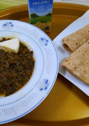 A picture of Palak ka saag and ghar ki roti.