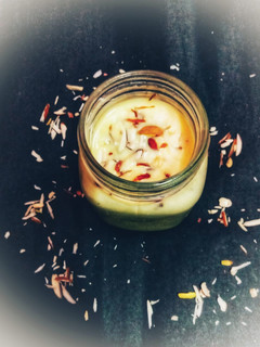 केसर बादाम मिल्क शेक (kesar badam milk shake recipe in Hindi) रेसिपी मुख्य फोटो