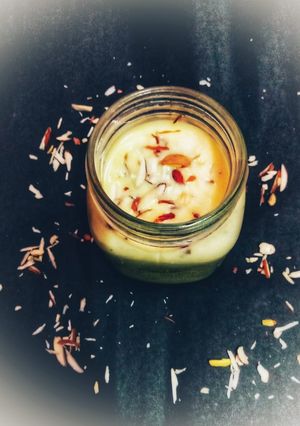 केसर बादाम मिल्क शेक (kesar badam milk shake recipe in Hindi) रेसिपी मुख्य फोटो