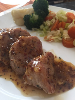 Una foto de Solomillo con salsa de miel y mostaza y verduras al vapor