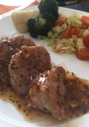 Una foto de Solomillo con salsa de miel y mostaza y verduras al vapor