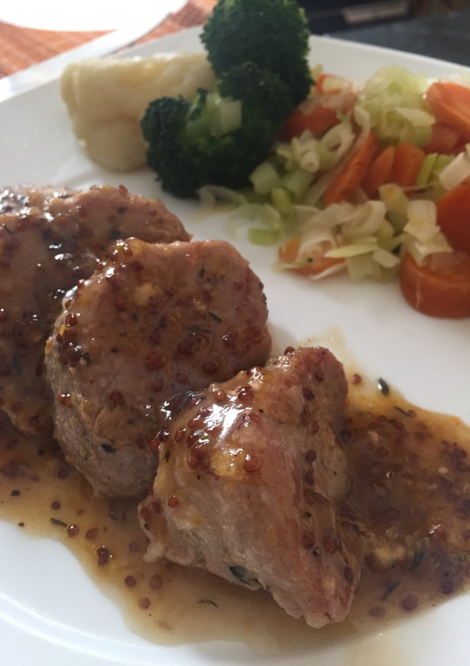Una foto de Solomillo con salsa de miel y mostaza y verduras al vapor