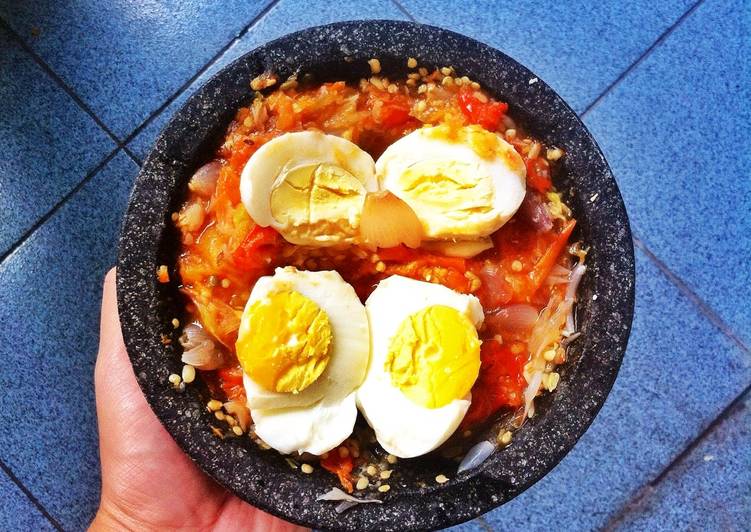 Cara Gampang Menyiapkan Sambel tomat + telur rebus Anti Gagal
