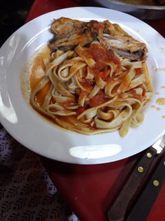 Una foto de Fideos caseros con salsa