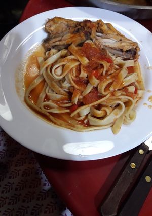 Una foto de Fideos caseros con salsa