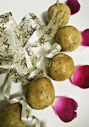 A picture of Roti ladoo.