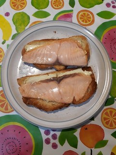 Una foto de Tostadas con queso brie y salmón ahumado