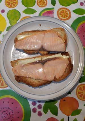 Foto principal de Tostadas con queso brie y salmón ahumado