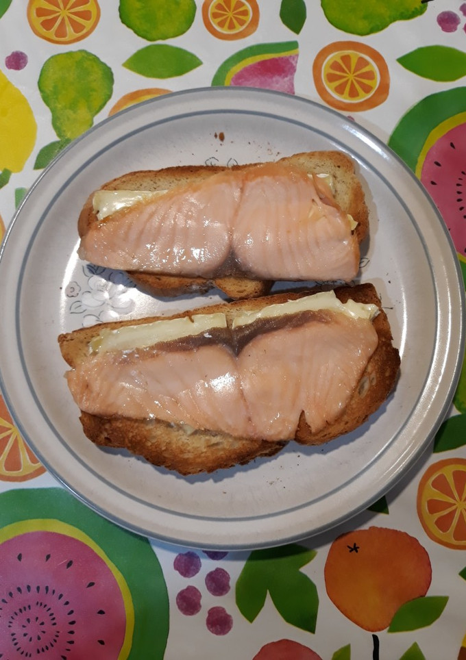 Una foto de Tostadas con queso brie y salmón ahumado