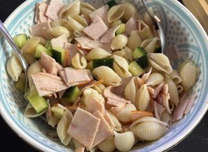 Une photo de Salade de pâtes au jambon de poulet