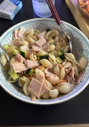 Une photo de Salade de pâtes au jambon de poulet