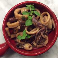A picture of Calamari in umido con olive di Gaeta, capperi e maggiorana.
