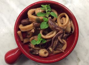 Foto di Calamari in umido con olive di Gaeta, capperi e maggiorana