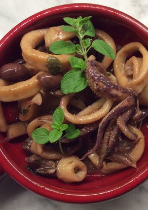 Foto di Calamari in umido con olive di Gaeta, capperi e maggiorana