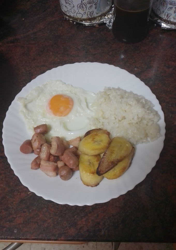 Una foto de Arroz a la cubana (sin papas fritas)