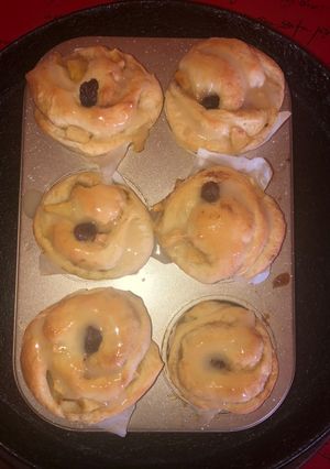 Una foto de Rollos de manzana y canela en muffinera😋😋