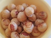 Una foto di pasta con i wurstel e uovo