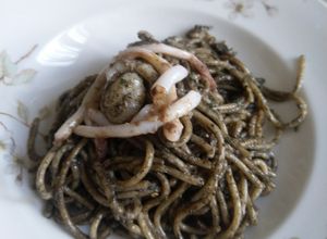 Foto di Spaghetti al nero di seppia con il suo fegato e uova