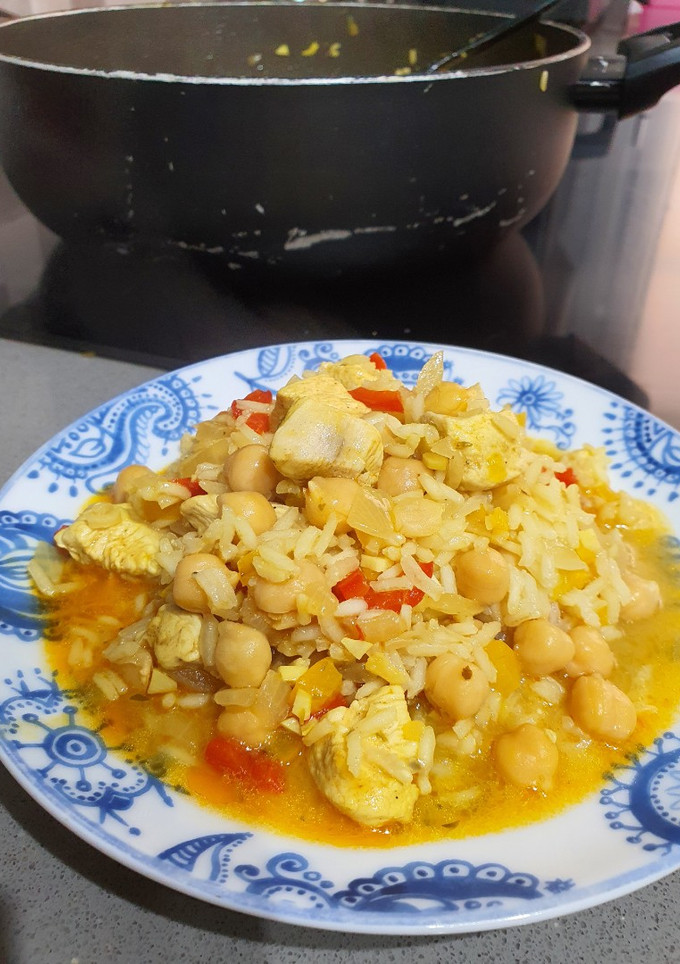 Una foto de Arroz burgués con pollo