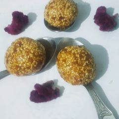 A picture of Til Mawa Ladoo.