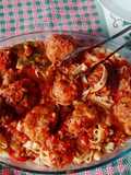Tagliatelle con salsa con albóndigas