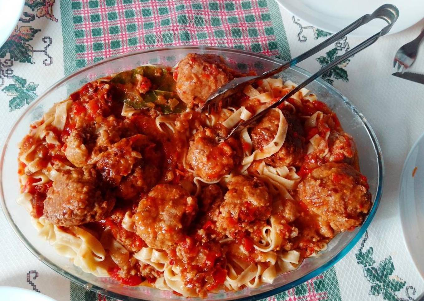 Tagliatelle con salsa con albóndigas