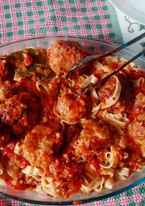 Una foto de Tagliatelle con salsa con albóndigas