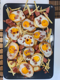 Una foto de Huevos de codorniz sobre patatas al horno