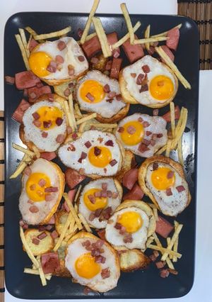 Una foto de Huevos de codorniz sobre patatas al horno