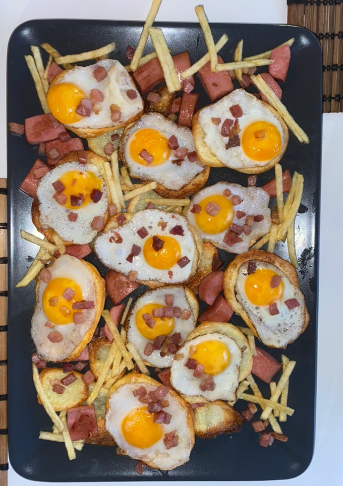 Una foto de Huevos de codorniz sobre patatas al horno
