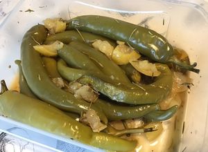 Une photo de Piments verts au citron confit,romarin et huile de truffe